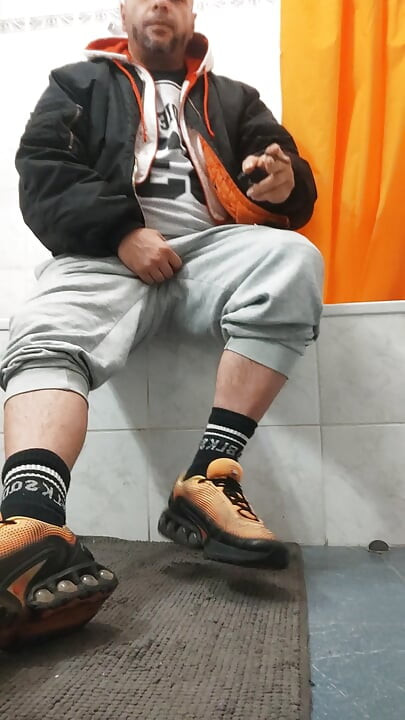 Dj -bro Hat No Money and No Mood, but Dirty Socks.mmm It Is Like Adrenalin