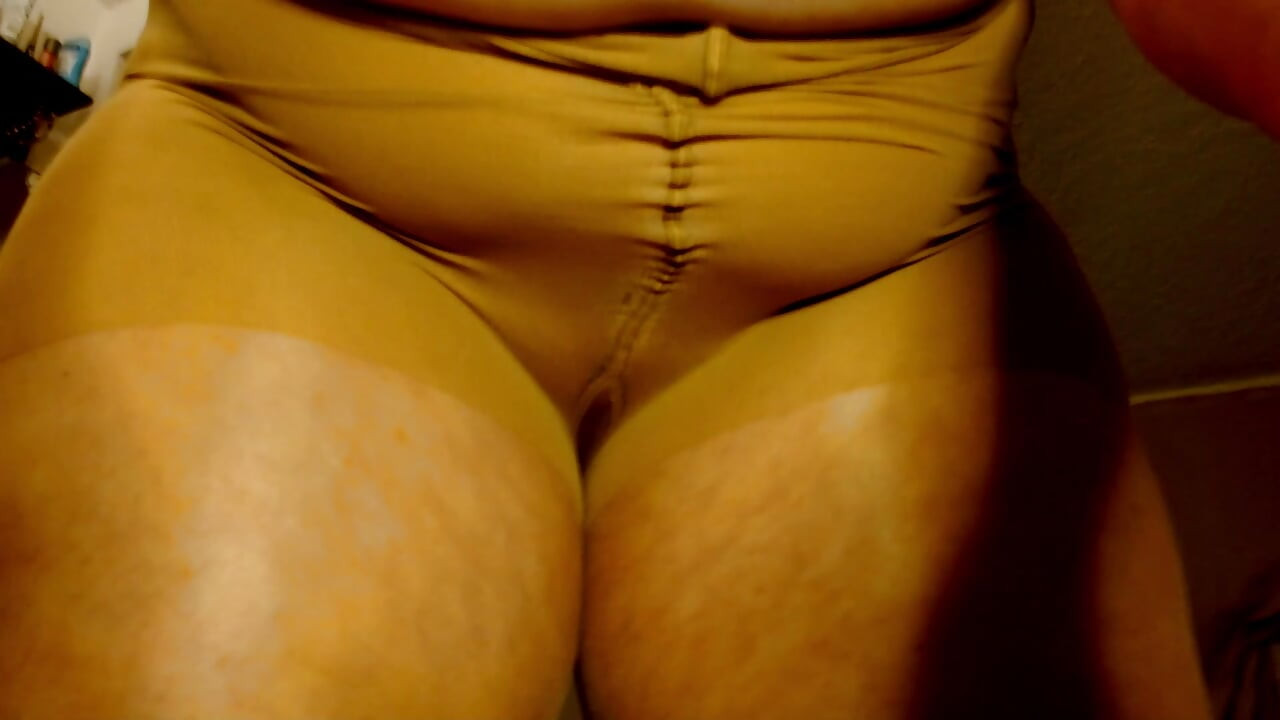 1441 Pantyhose and Sky High Fuck-Me Heels on sexy GILF DawnSkye1962