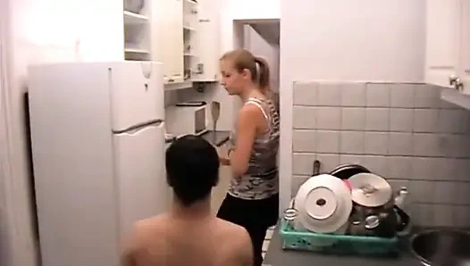 Mutfağımın parlamasını istiyorum köle!