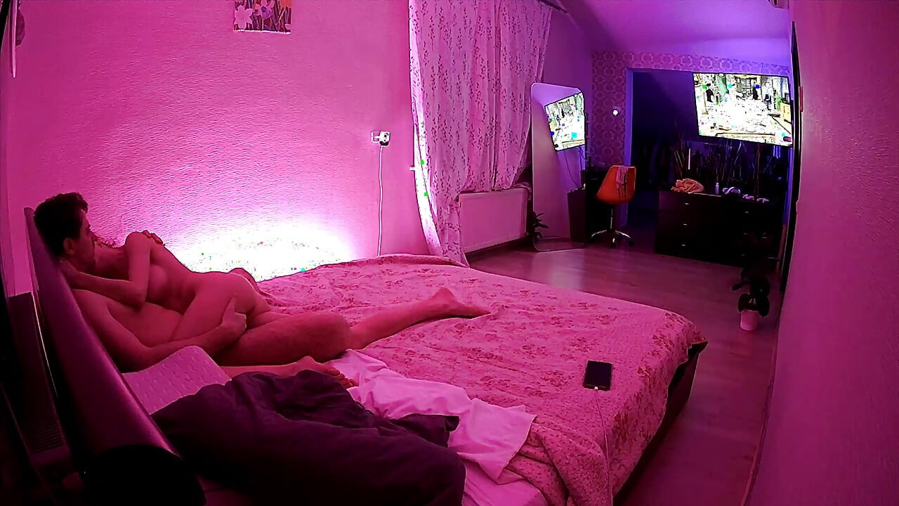 Kamila y Danildo caricias en la cama