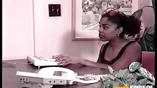 Amigo negro viene para una entrevista de trabajo y muestra sus habilidades sexuales a un agente de ébano