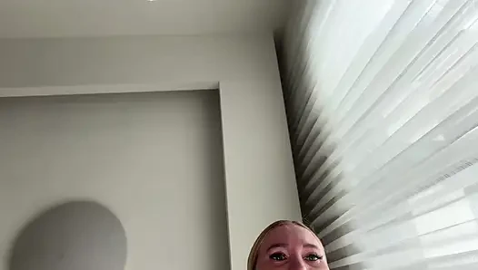 Aşırı alt görünüm - damlayan ıslak amcık ve göt yakın çekim ve fışkırtma