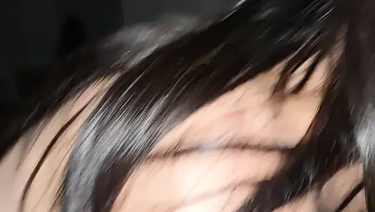 Super intimes paar zieh sich kondom an und hat sex