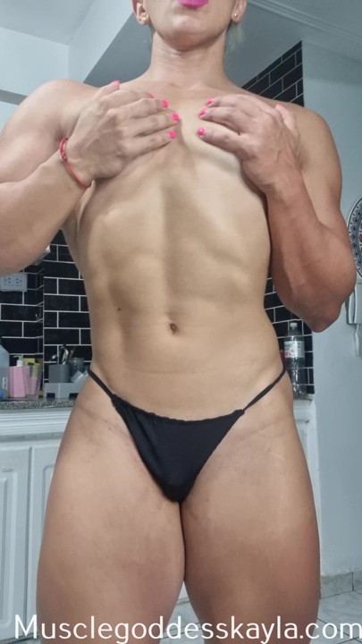 伸展是有趣的，特别是与拉丁熟女