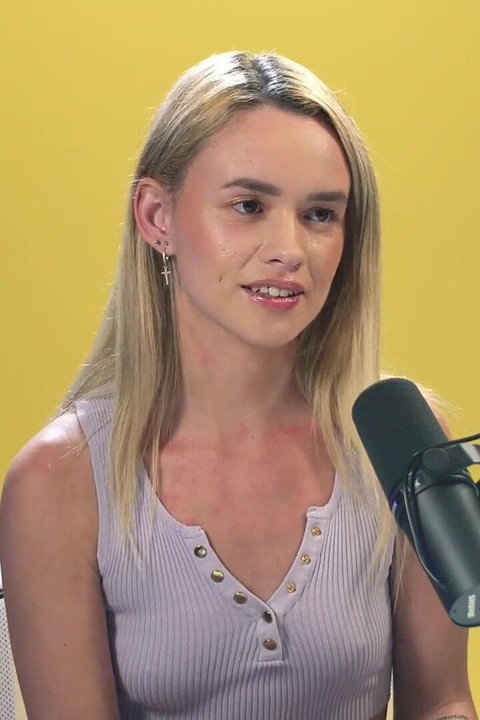 クロエ・キングズリーがカメラの前で水を吹きかけ、Red Flagsが大人向けポッドキャストに