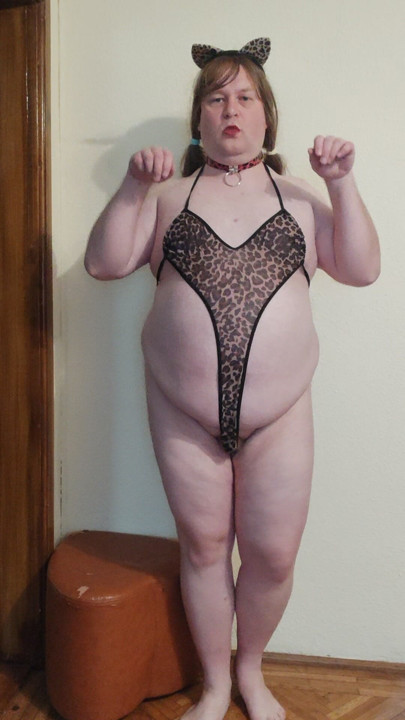 Ateşli bir kadın kılıklı gibi pranşing yapıyor