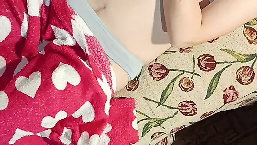 Aku nonton adik tiriku lagi asik masturbasi di ranjang