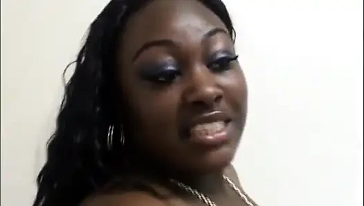 Tubuh besar, payudara besar, pantat besar, dildo lesbian di memek besar