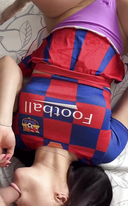 Gorąca cheerleaderka z dużym tyłkiem pieprzy dwa kutasy