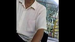 Un papi asiatique montre une bite en public