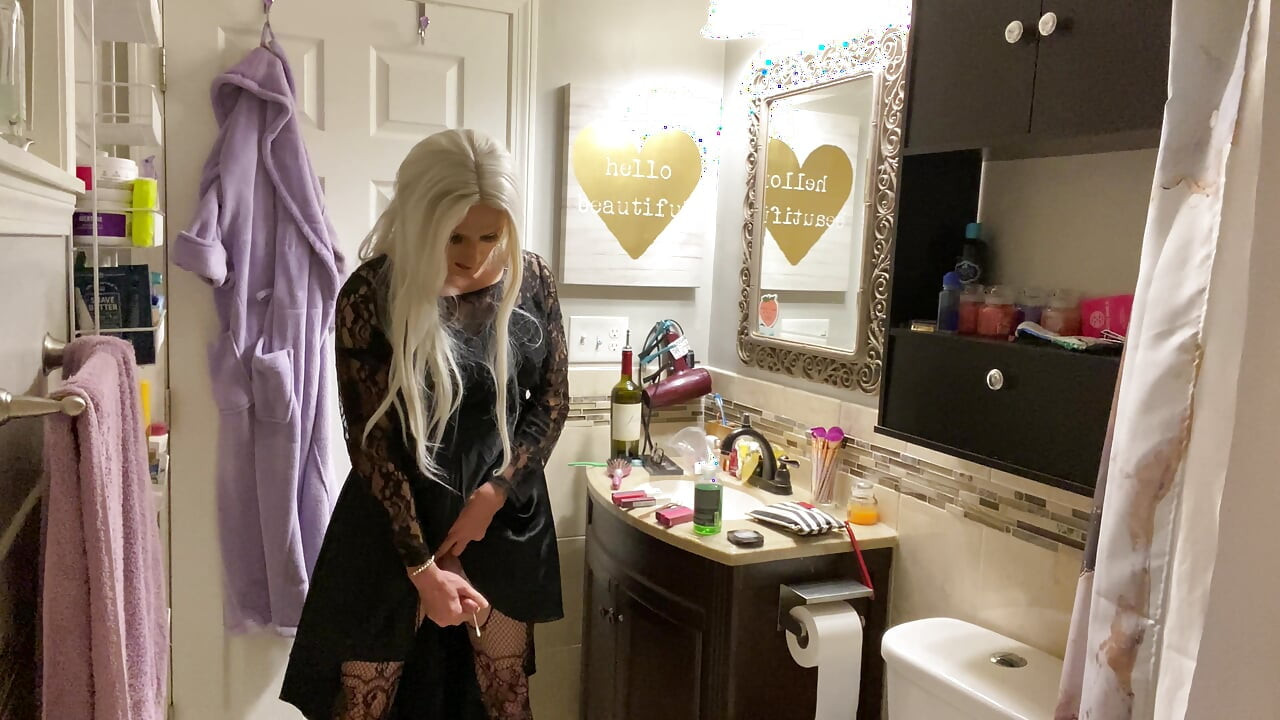 Emo Crossdresser Puts on Buttplug and Jerks off
