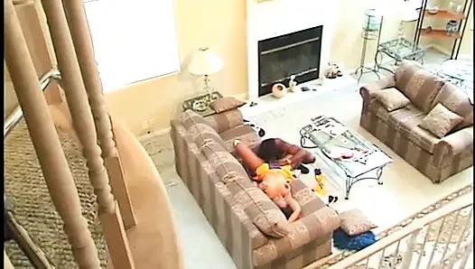 Ateşli amigo zenci kız sert yarakla domalarak sikiliyor
