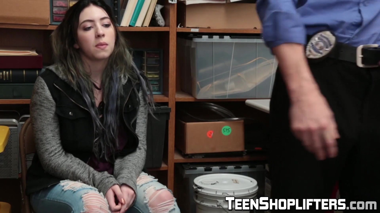 万引きをする巨根アミリア・オニキスはお仕置きが好き