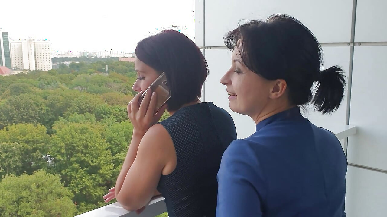 Aventură lesbiană pe balcon