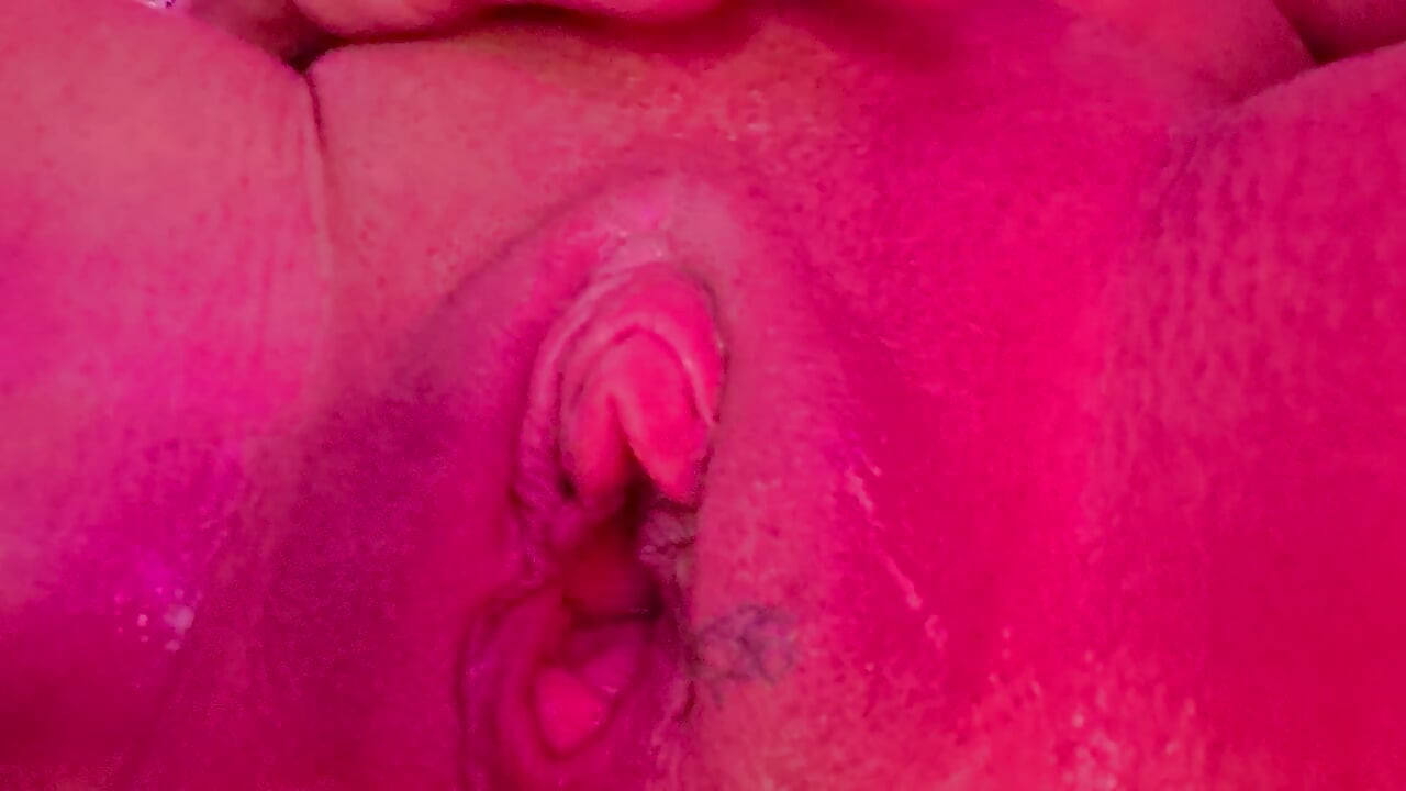 Puta grávida extremamente usada fodida por máquina com dildo gigante