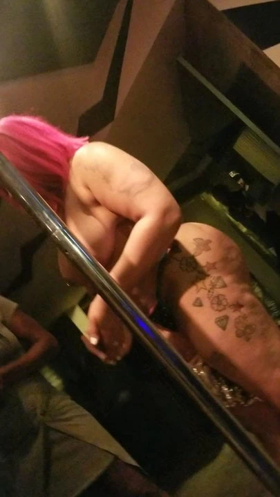 家庭派对上的粗壮脱衣舞娘