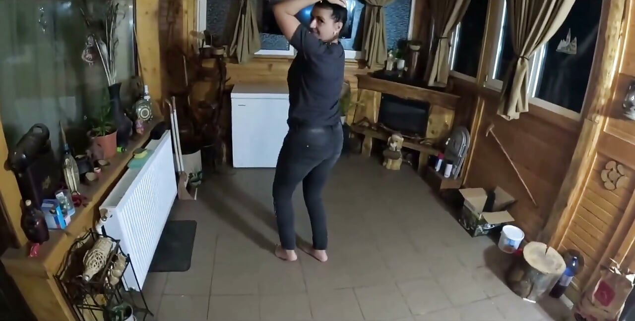 Si jalang tarian seluar jeans ketat tersedak kongkek muka & pancutan mani pada tangas saya