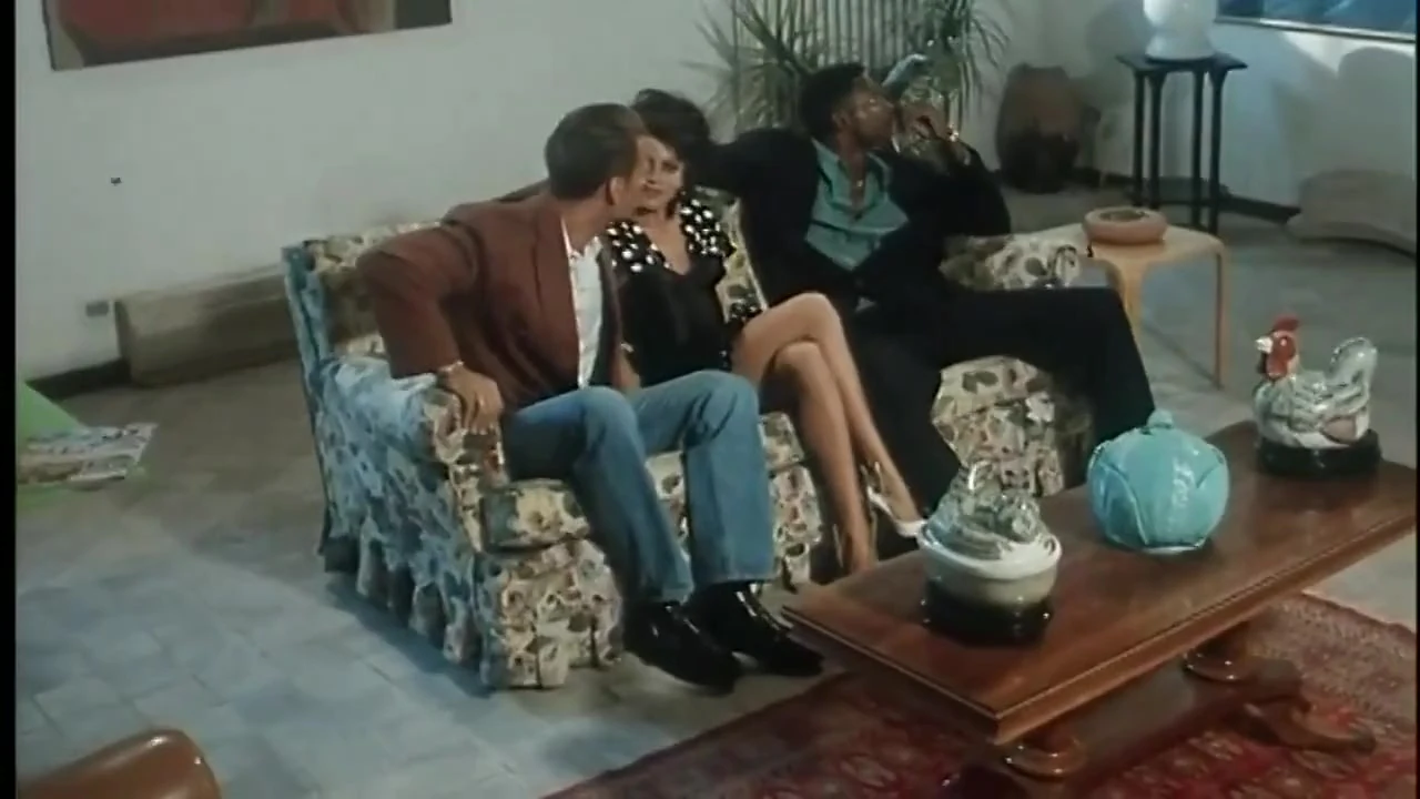 Moana Pozzi ile dışarıda nostaljik anal orgazm