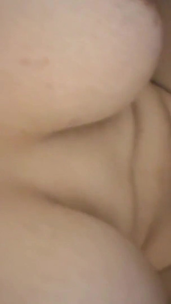 Moment palpitant de « J’espionne la salope de ma belle-mère pendant qu’elle prend sa douche puisque cette salope est très sexy et je finit par la baiser. »