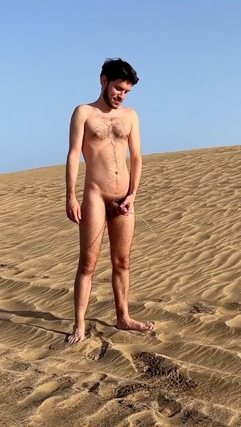 Meando en público en la playa nudista gay