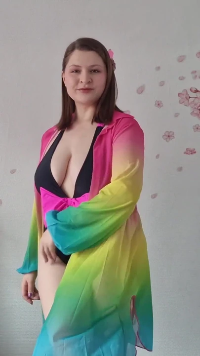 Tvoja seksi devojka se sprema za plažu samo za tebe.