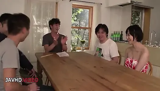 Japon hatun yu shinoda iki yarağa ateşli grup sakso çekiyor