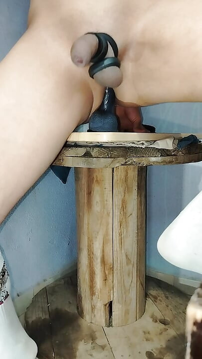 Pairon ke bich dildo 2