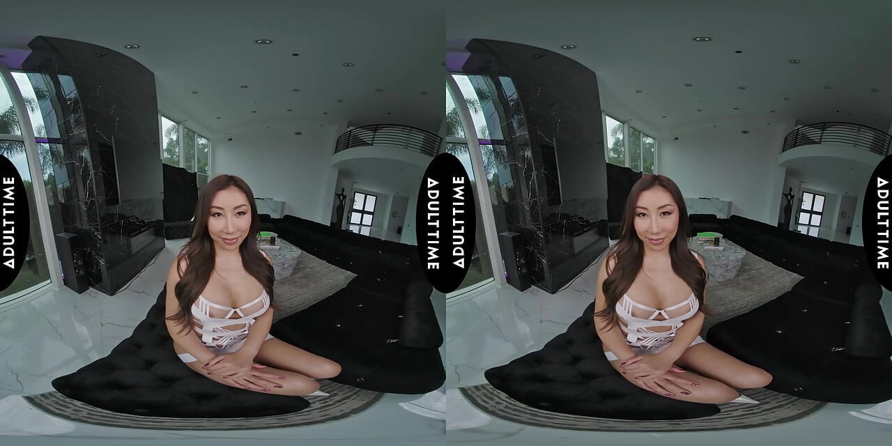 UP CLOSE VR - Nicole Doshi assume o controle em vaqueira vr em primeiro plano com peituda hardcore cavalgada