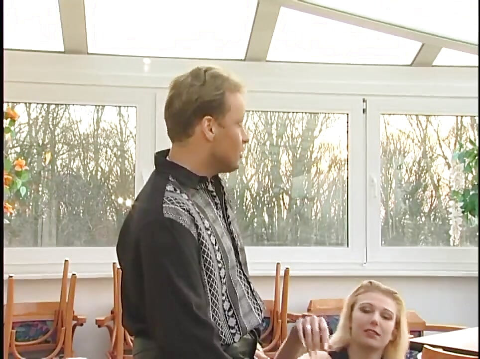 Seksipilna plavuša stenje od zadovoljstva dok jaše ogroman kurac na podu