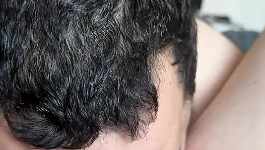 Вылизывает подругу