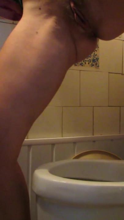 Jeg tisser i toilettet og propper min g-streng ind i min kusse | Klip 1