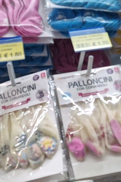Ilmapallokaupan kierros, ihastellaan jättipalloja, kiiltävää lateksia ja aistillista kiusoittelua
