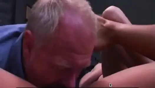 Милфы-блондинки и брюнетки в дикой фут-фетиш-оргии