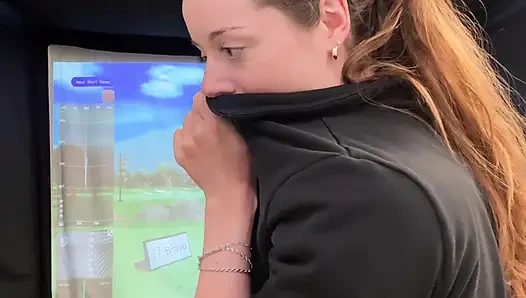Aku lagi asik main golf di simulator! Berusaha untuk tidak muncrat saat aku bertukar pasangan!