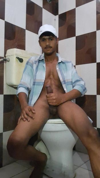 In der toilette masturbieren