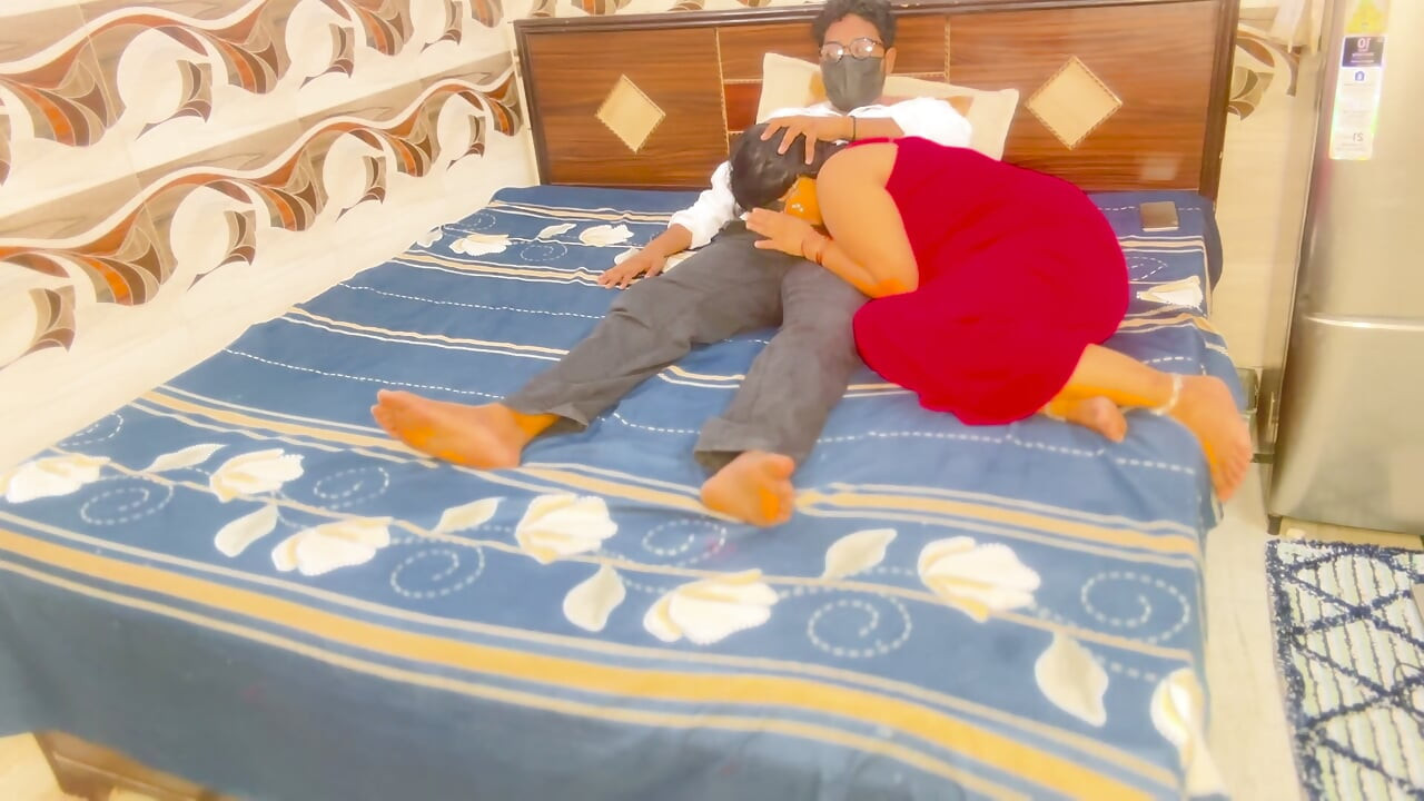 Mama vitregă indiană și fiul vitreg în prima noapte cu sex dur