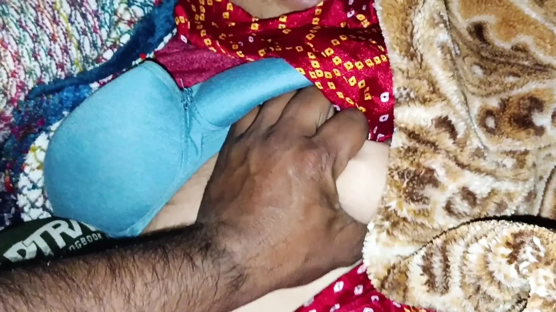 On New Year's night, I had a full romance with my stepsister's big boobs pressed into a blanket in my stepsister's bed.