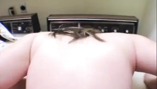 Милфу с волосатой киской с большими сиськами трахают винтажной мокрой футболкой на улице