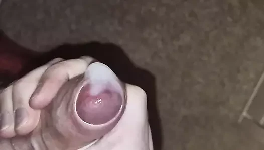 Tombul ve sıkı sünnetsiz yarak boşalmaya kadar mastürbasyon yapıyor. Kalın döl