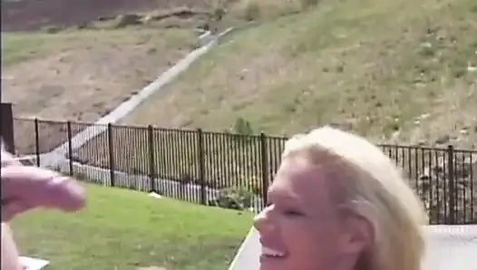 Dieses blonde deutsche schätzchen hat am pool ihre tigh-muschi gefickt
