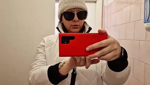 Güzel sidik dükkanlarda ve umumi tuvalette striptiz yapıyor süper seksi mega derleme