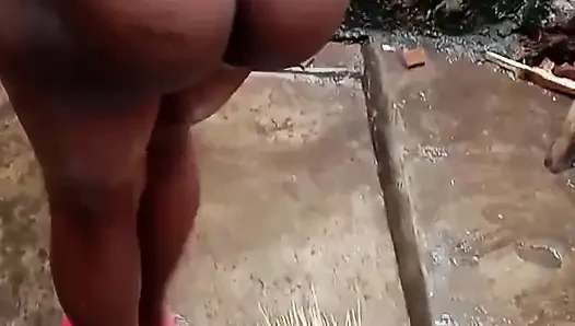 Kıvrımlı kız arkadaş dışarıda çiçek açıyor, çıplak kendini hissediyor