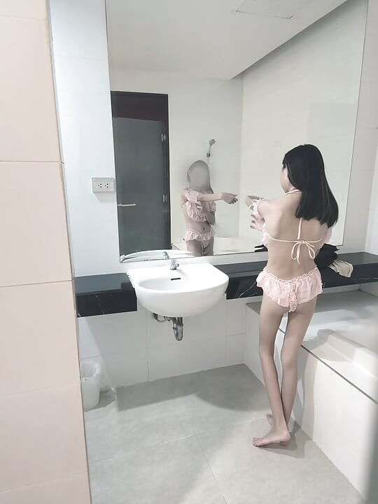 Catty Onlyfans에서 섹시한 의상으로 갈아입기