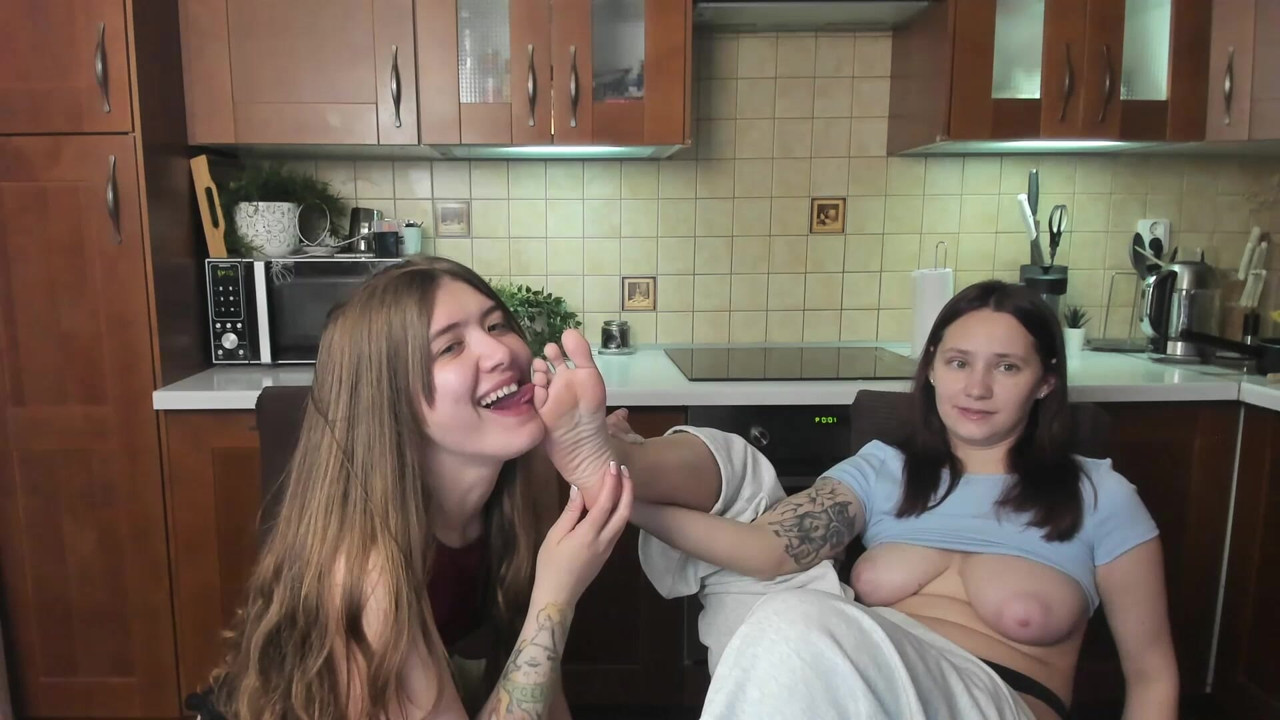 how hot my little stepsister sucks my legs and toes