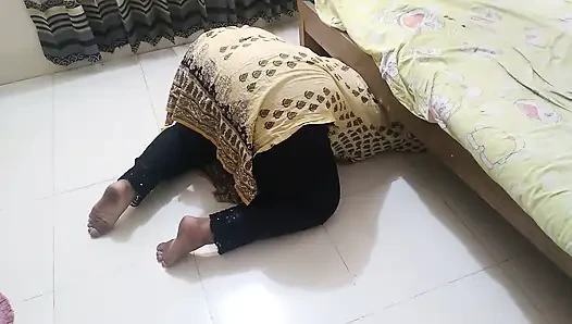 Üvey annem yatağın altında kaldı, sonra onu rahat bir şekilde sikiyorum - ve arkasında bir şey veriyorum
