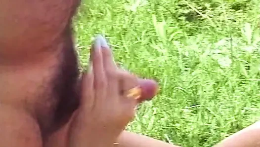 Petualangan liar tante seksi rambut pirang lagi asik nyepong dan ngentot kontol di luar ruangan