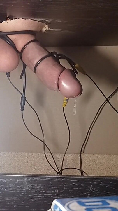 Moment spectaculaire de « Une bite trait dans un gloryhole avec 2bestim »