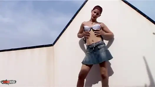 Katia: azgın Katia terasta soyunuyor