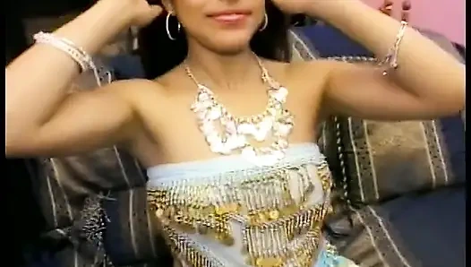 Hint tarzı giyinmiş şehvetli esmer iki azgın adamı baştan çıkarıyor