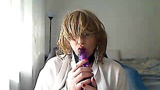 Una milf arrapata una milf arrapata di fronte alla webcam simula un pompino mentre gioca con un vibratore in bocca